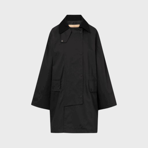 CIMANA RECYCLED HEAVY TRENCH fra Rue de Tokyo i sort med fløjlskrave, lynlås og klaplommer – fremstillet i genanvendte materialer.
