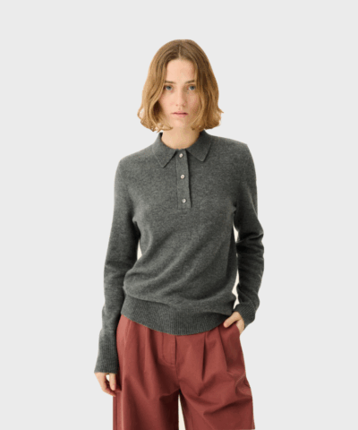 Rue de Tokyo KURA sweater i grå 100% økologisk merinould med polokrave, knaplukning og slim fit.