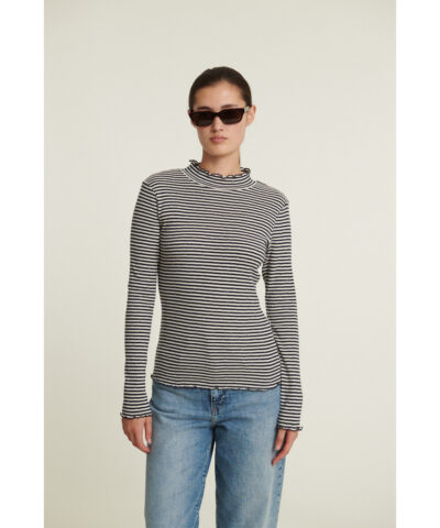 Silma High Neck t‑shirt i farven Sky Captain/Birch – høj hals, bølgede kanter, tæt pasform.