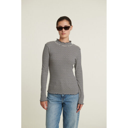Silma High Neck t‑shirt i farven Sky Captain/Birch – høj hals, bølgede kanter, tæt pasform.