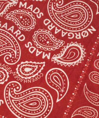 Detalje: kontrastfuldt paisley-design på Mads Nørgaard bomuldstørklæde.