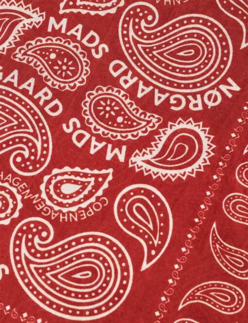 Detalje: kontrastfuldt paisley-design på Mads Nørgaard bomuldstørklæde.