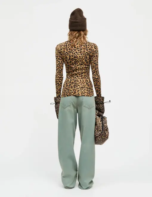 Model iført Mads Nørgaard Leopard all-over T‑shirt – dristigt print og behagelig pasform.