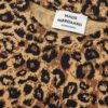 Detalje: klassisk rund hals og ribstruktur på Leopard AOP T‑shirt fra Mads Nørgaard.