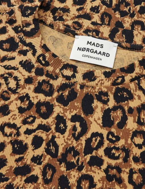Detalje: klassisk rund hals og ribstruktur på Leopard AOP T‑shirt fra Mads Nørgaard.