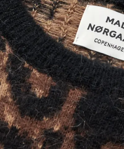 Detalje af leopardmønster og ribkanter på Garzati Madison Sweater.