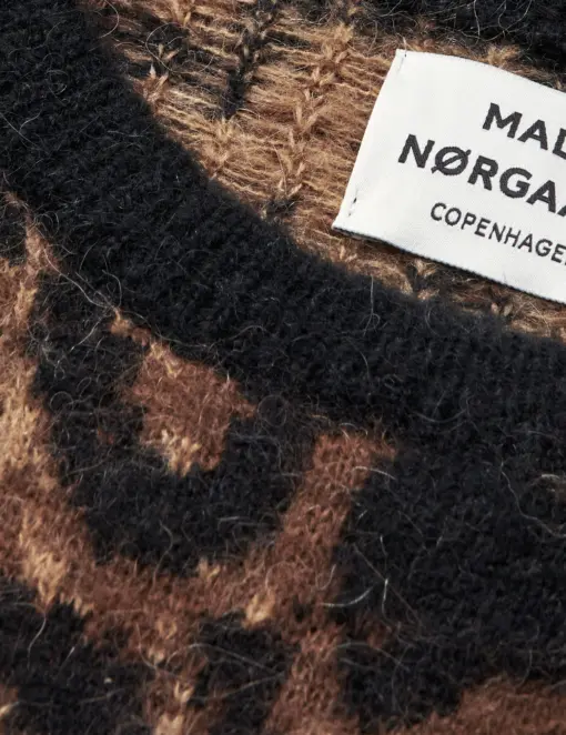 Detalje af leopardmønster og ribkanter på Garzati Madison Sweater.