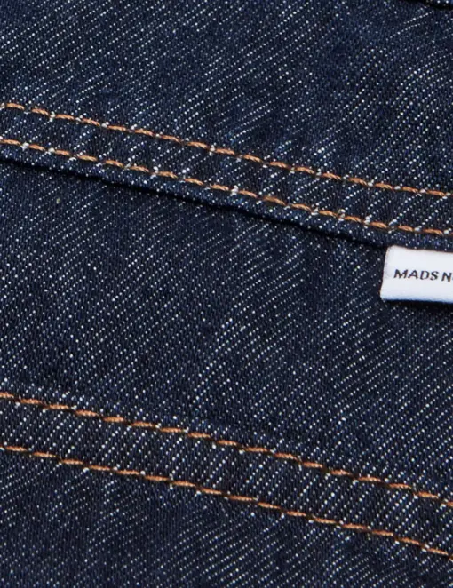 Detalje: tekstur og pasform på Mads Nørgaard Cosy Denim Bonnie Pants.