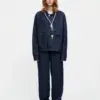 Model i Cosy Denim Bonnie Pants Dark Indigo – stil og smukke proportioner.