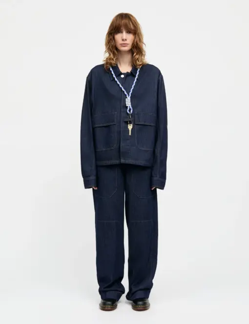 Model i Cosy Denim Bonnie Pants Dark Indigo – stil og smukke proportioner.