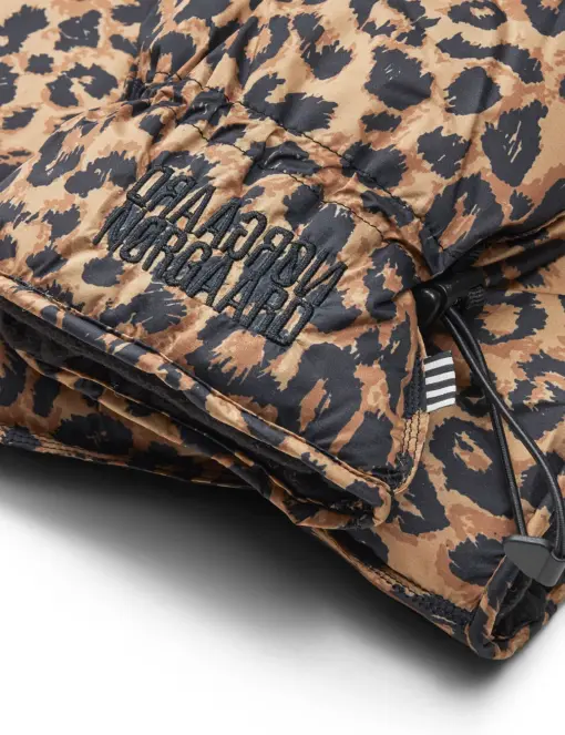Detalje: polstret ripstop, leopardprint og elastisk manchet på Mads Nørgaard handsker.