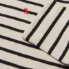 Detalje: ribstruktur og slidsdetaljer ved ærmegabet på Pablo Maggie Tee LS.