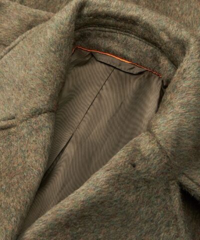 Detalje: trævllet uld og plot af stiklommer på Hairy Wool Wilde Jacket.