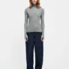 Model iført Fine Merino Ida Knit – tætsiddende og klassisk i gråmelange