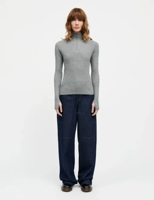 Model iført Fine Merino Ida Knit – tætsiddende og klassisk i gråmelange