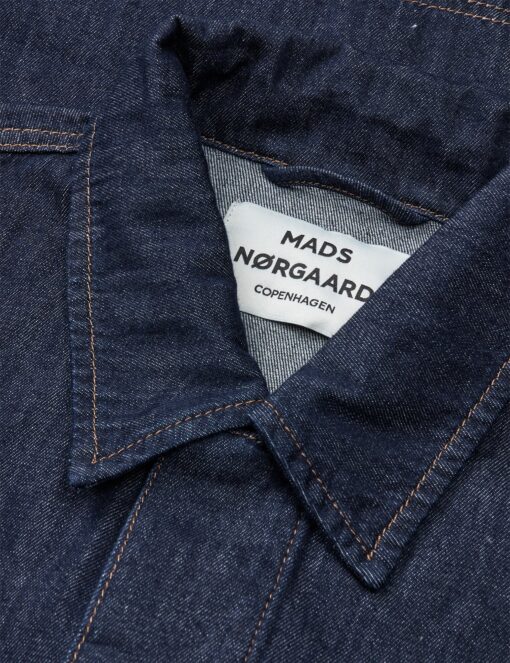 Detaljebillede: lommer og tekstur på Cosy Denim Solar Jacket dark indigo.