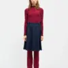 Model iført Cosy Denim Stelly Skirt – klassisk dark indigo snit.