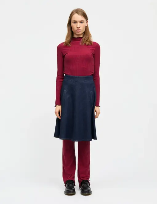 Model iført Cosy Denim Stelly Skirt – klassisk dark indigo snit.