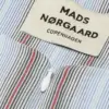 Detalje: skjult lynlås ved hals og fin pinstripe på Poplinda Dana Shirt.