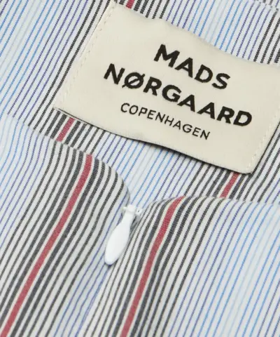 Detalje: skjult lynlås ved hals og fin pinstripe på Poplinda Dana Shirt.