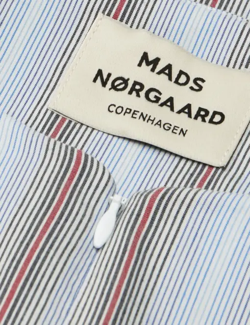 Detalje: skjult lynlås ved hals og fin pinstripe på Poplinda Dana Shirt.