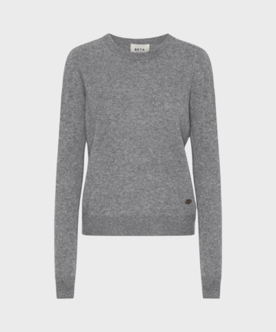 Abbie O-Neck Basic Cashmere Sweater i Grey Melange – Klassisk striktrøje i 100% cashmere fra Beta Studios