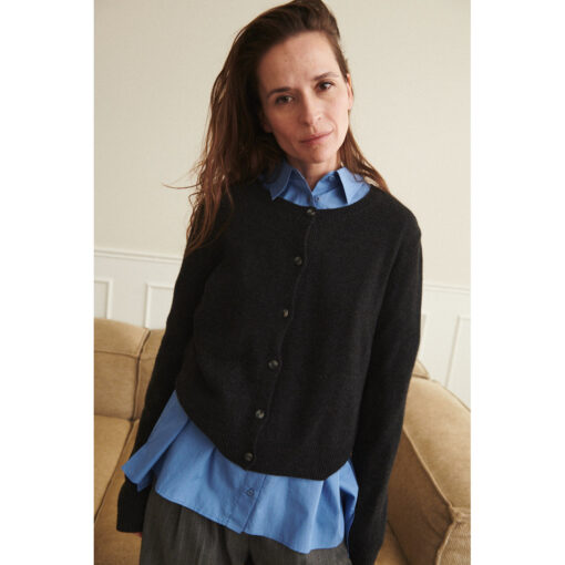 Model i Cady Cardigan – regular fit i genanvendt polyamid, uld og kashmir.
