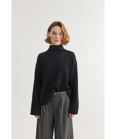 Detalje af ribkant og blød tekstur på Cady T-neck – Basic Apparel.
