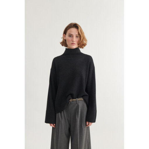 Detalje af ribkant og blød tekstur på Cady T-neck – Basic Apparel.