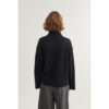 Modellen bærer Cady T-neck sweater i bæredygtig uldblanding – farve: Dark Grey Mel.