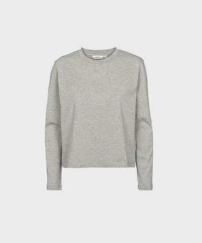 Opdag Raja LS Tee fra Basic Apparel – en klassisk langærmet t-shirt i 100% økologisk bomuld. Blød, bæredygtig og perfekt til et stilrent hverdagslook.