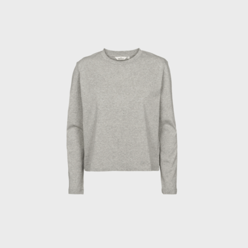 Opdag Raja LS Tee fra Basic Apparel – en klassisk langærmet t-shirt i 100% økologisk bomuld. Blød, bæredygtig og perfekt til et stilrent hverdagslook.