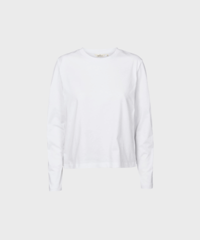 Basic Apparel Raja LS Tee i hvid er en klassisk langærmet t-shirt i 100 % økologisk bomuld. Perfekt som basisdel til både hverdag og layering.