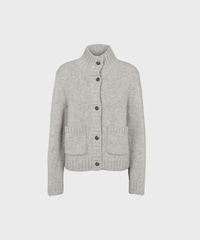 Basic Apparel Blanche Cardigan i grey mel er en elegant cardigan i 100% uld. Perfekt til layering og et stilrent, tidløst hverdagslook.