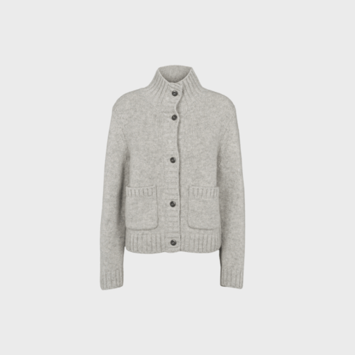 Basic Apparel Blanche Cardigan i grey mel er en elegant cardigan i 100% uld. Perfekt til layering og et stilrent, tidløst hverdagslook.