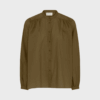 Florence LS Shirt – Military Olive med kinakrave og fine rynker.