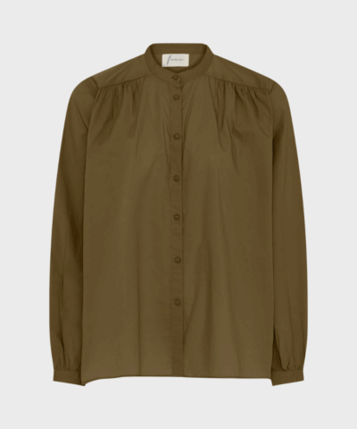 Florence LS Shirt – Military Olive med kinakrave og fine rynker.