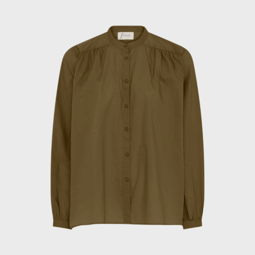 Florence LS Shirt – Military Olive med kinakrave og fine rynker.