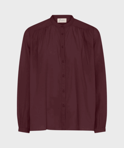 Florence LS Shirt – Red Mahogany med kinakrave og fine rynker.
