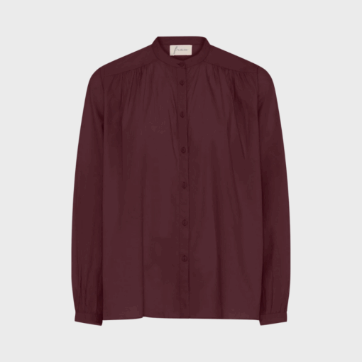 Florence LS Shirt – Red Mahogany med kinakrave og fine rynker.