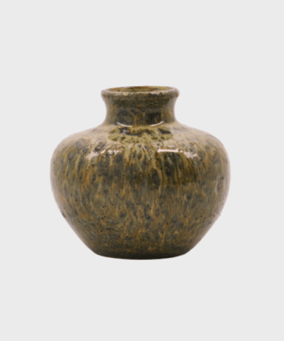 Tilføj håndværksmæssig charme med Vase HDBodi i brun. Håndlavet keramik med unik glasur – perfekt til små buketter og dekorative arrangementer.