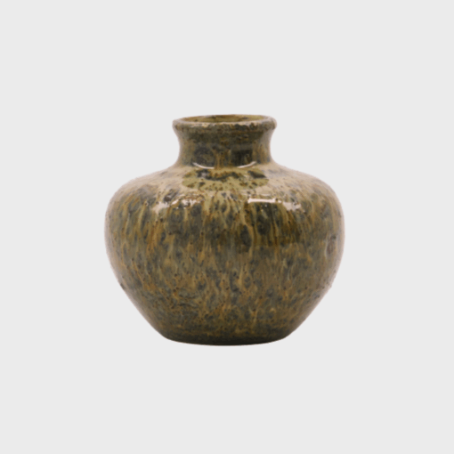 Tilføj håndværksmæssig charme med Vase HDBodi i brun. Håndlavet keramik med unik glasur – perfekt til små buketter og dekorative arrangementer.