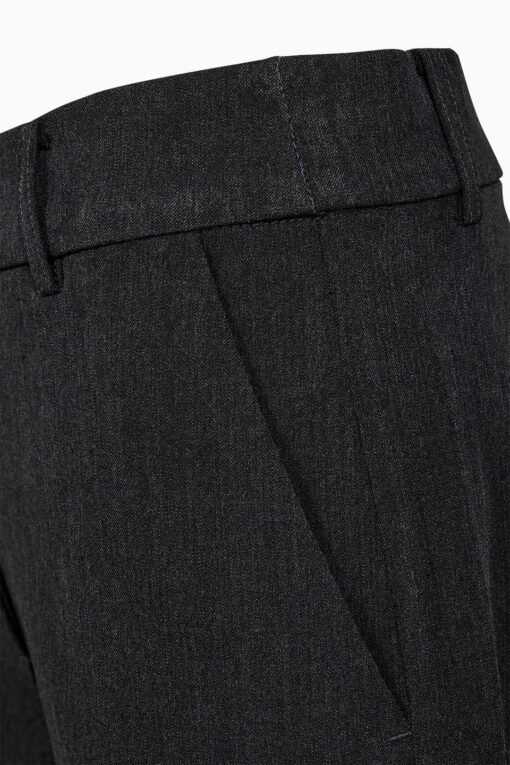 Detaljer af linning, lommer og lukning på Andrea Wide Pant – Grey.