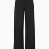 Model iført Andrea Wide Pant – struktureret, men afslappet look i grå.