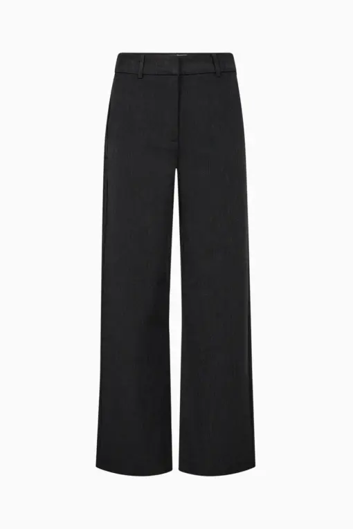 Model iført Andrea Wide Pant – struktureret, men afslappet look i grå.