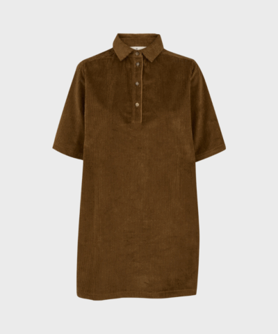 sa Polo Dress i Desert Palm – polokjole med korte ærmer og knapdetalje.