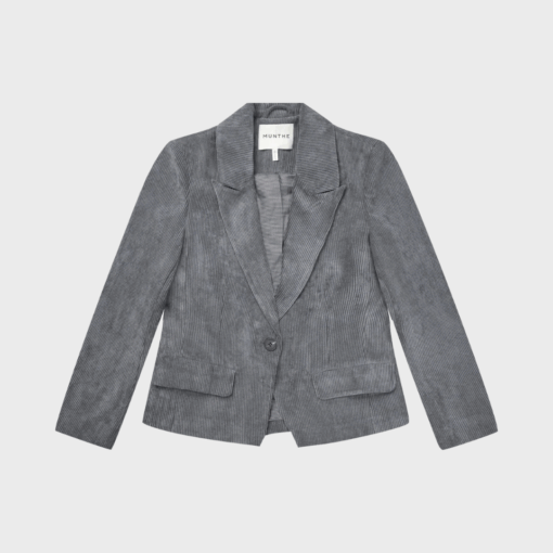 Lawo Blazer fra MUNTHE – kort tætsiddende fløjlsblazer i charcoal med klaplommer