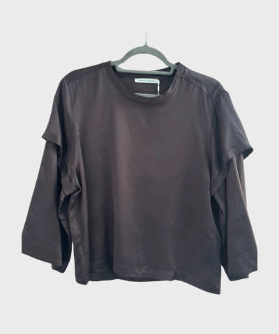Lush bluse fra Rabens Saloner i After Dark – løs pasform med brede ¾-ærmer, rund hals og let skinnende finish i bæredygtig ECOVERO™ viskose.