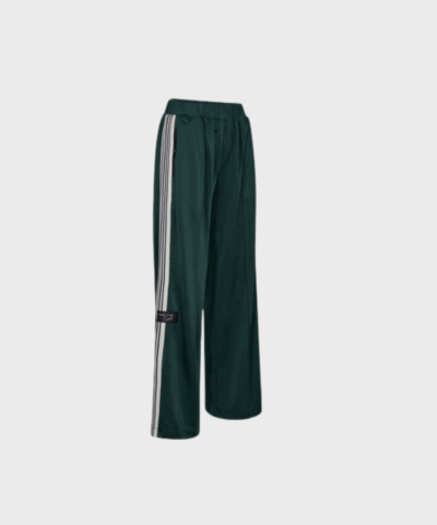 Shop Haute L’amitié Baggy Track Pants hos Merci-Give. Løs pasform, blød kvalitet & moderne look. Fri fragt over 499 kr. Hurtig levering 1-3 dage.