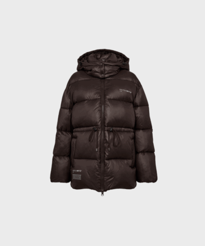 Haute L’Amitié Climb Puffer Jacket i mocca er en varm og stilfuld vinterjakke. Perfekt til hverdagsbrug og kolde dage med komfort og funktionalitet.
